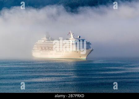 Crystal Symphony Cruise Ship in Juneau, Alaska Cruise Ship Terminal in Nebel und Nebel am frühen Morgen. Stockfoto