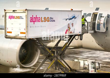 LONDON, ENGLAND - NOVEMBER 2018: Scherenhubwagen des Fluggastunternehmens Alpha HSG Sky Chefs, der Essen und Getränke in ein Flugzeug lädt Stockfoto