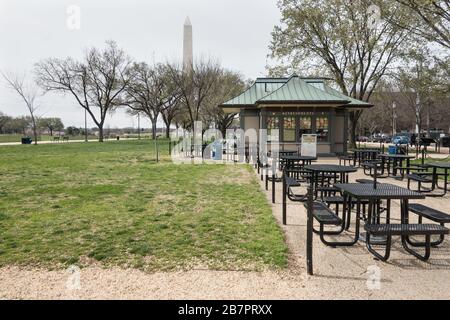 Die Washington, DC National Mall, hat keine üblichen Throngs von Märztouristen aufgrund von Vorsichtsmaßnahmen gegen Coronavirus, einschließlich der Schließung aller Smithsonian Museen, die die Mall sägen. März 2020. Stockfoto