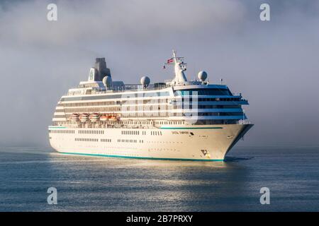 Crystal Symphony Cruise Ship in Juneau, Alaska Cruise Ship Terminal in Nebel und Nebel am frühen Morgen. Stockfoto