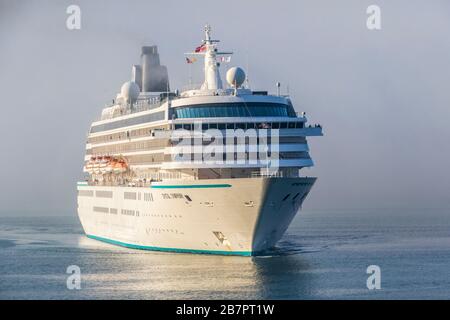 Crystal Symphony Cruise Ship in Juneau, Alaska Cruise Ship Terminal in Nebel und Nebel am frühen Morgen. Stockfoto