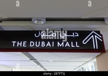 Dubai, VAE - 01. Februar 2020: Pfeilschild zeigt Richtung Dubai Mall in der Fußgängerüberführung Stockfoto