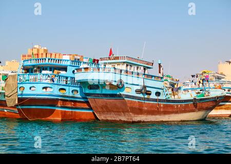 Dubai, VAE - 31. Januar 2020: Traditionelle arabische Dhow-Boote auf dem Kai in Deira in Dubai, Vereinigte Arabische Emirate Stockfoto