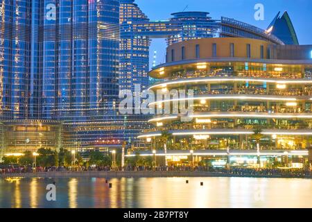 Dubai, VAE - 02. Februar 2020: Der Burj Khalifa und die Dubai Mall in der Dämmerung Stockfoto