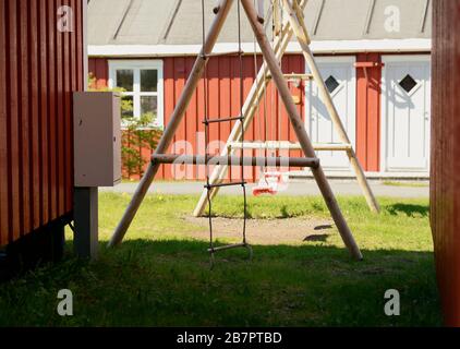 Spielplatz mit Schaukel, Lofoten Norwegen Stockfoto