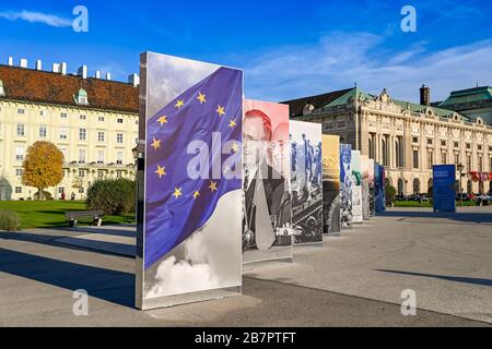 WIEN, ÖSTERREICH - NOVEMBER 2019: Das Emblem der Europäischen Union auf einer Anzeigetafel im Rahmen einer öffentlichen Ausstellung in der Wiener Innenstadt. Stockfoto