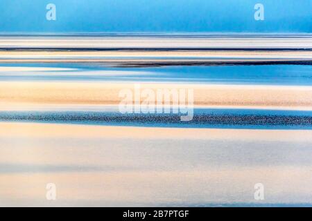 Smoky Morning (Dues to Fires in the Area) auf der Zugfahrt der Alaska Railroad von Anchorage nach Seward, Alaska entlang der Turnagain Arm Waterway. Stockfoto