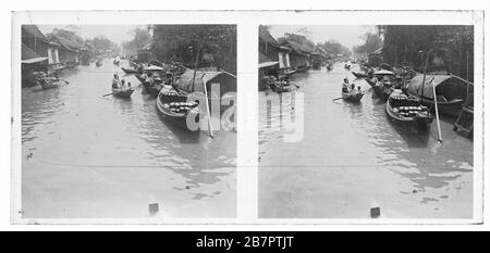 Überfüllter Fluss Stung Sangkae in der Provinz Battambang in Kambodscha. Einheimische Leute in ihren traditionellen Booten und Holzkanus. Stereoskopisches Foto von etwa 1910. Bild auf trockener Glasplatte aus der Sammlung Herry W. Schaefer. Stockfoto