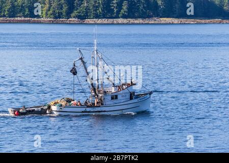Fischerboot in der inneren Passage bei Ketchikan Alaska. Stockfoto