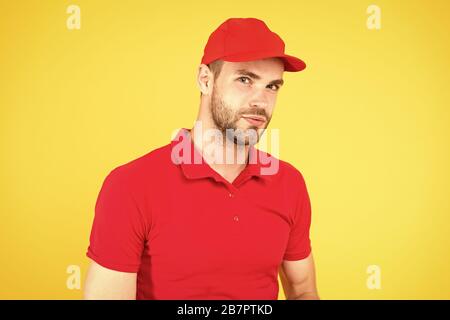 Supermarkt Kassiererin. Kassierer Beruf. Einstellung Geschäft Arbeiter. Hübscher Kerl Kassierer uniform. Restaurant Cafe Mitarbeiter wollte. Mann Lieferservice tragen rote Kappe. Shop Assistant. Essen bestellen Lieferung Mann. Stockfoto