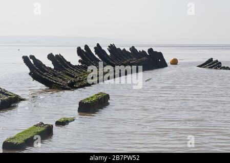 Die Holzreste des gestrandeten Wracks der norwegischen Barke, die im Jahr 1897 in Somerset, England, auf Grund eines Berrow Beach liefen. Stockfoto