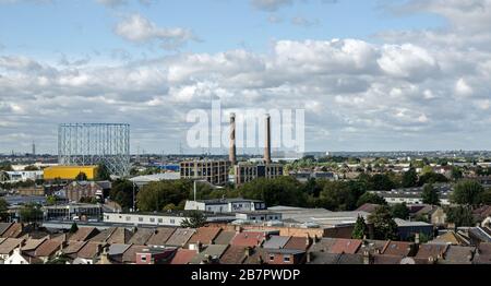 Blick über die Dächer von Croydon und Blick nach Westen auf das nicht genutzte Kraftwerk auf dem Purley Way, Turners Way Gas Works und die Viridor Energy Recover Stockfoto