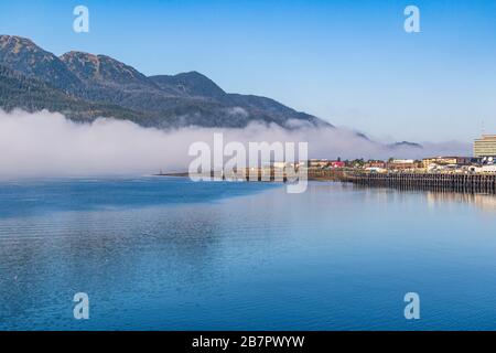 Juneau, die Hauptstadt Alaskas, und die Hafenstadt auf Kreuzfahrtschiffen im Sommer. Stockfoto