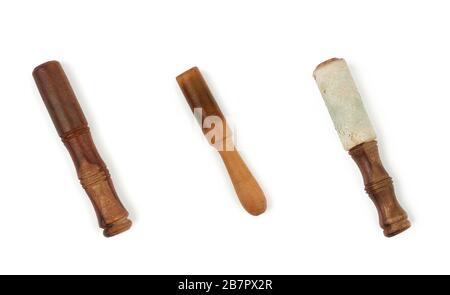 holzklapper für das Singen von Schüsseln isoliert auf weißem Hintergrund, Draufsicht, Satz Stockfoto