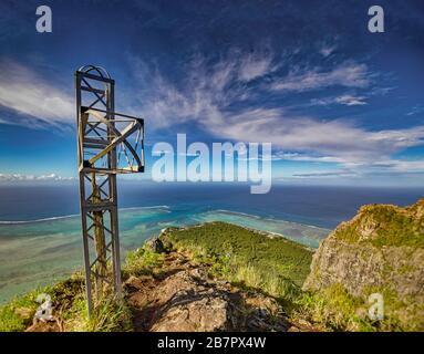 Das Kreuz stehlen auf dem berühmten Berg Le Morne, dem Berg von Mauritius. Stockfoto