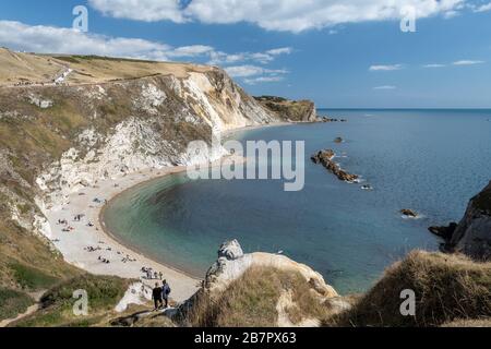 Landschaft Foto des Menschen O Krieg Strand bei Durdle Door in Dorset. Stockfoto