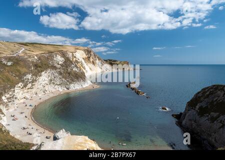 Landschaft Foto des Menschen O Krieg Strand bei Durdle Door in Dorset. Stockfoto