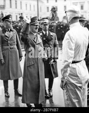 ADOLF HITLER (1889-1945) grüßt den britischen Rennfahrer Richard Seaman, nachdem er die Berliner Automobil-Ausstellung am 17. Februar 1939 mit LT. General Wilhelm Keitel ganz links eröffnet hatte. Stockfoto