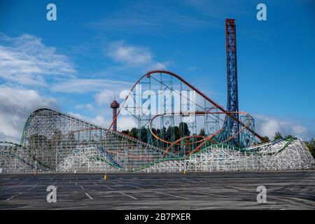 Santa Clarita, Kalifornien USA 16. März 2020: Six Flags Magic Mountain Valencia, Parkplatz leer und Fahrgeschäfte geschlossen. Stockfoto