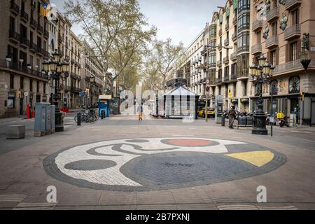 Das dekorative Mosaik des Malers Joan Miro auf den Ramblas während der Corona-Virus-Pandemie. Die Bewohner von Barcelona stehen am dritten Tag der Hauseinschließung mit den Straßen fast leer, wegen der Bedrohung durch das Coronavirus. Stockfoto