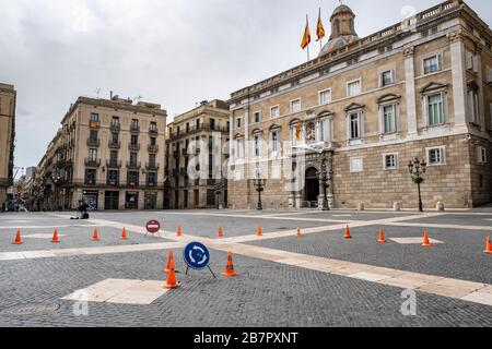 Plaza Sant Jaume, leer während der Corona-Virus-Pandemie. Die Bewohner von Barcelona sehen sich dem dritten Tag der Hauseinschließung mit den Straßen ausgesetzt, die aufgrund der Bedrohung durch das Coronavirus fast leer sind. Stockfoto