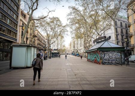 Zeitungskiosks schlossen in den Ramblas während der Corona-Virus-Pandemie.die Bewohner von Barcelona stehen am dritten Tag der Hauseinschließung mit den Straßen fast leer, wegen der Bedrohung durch das Coronavirus. Stockfoto