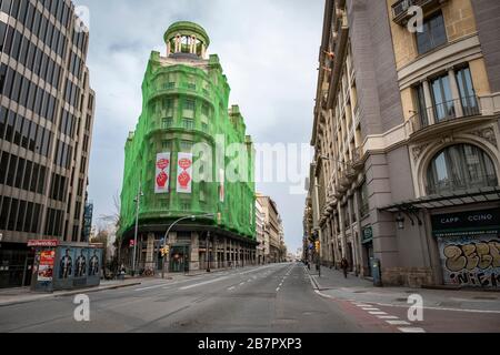 Die zentrale und beliebte Straße Vía Laietana ist während der Corona-Virus-Pandemie verlassen.die Bewohner von Barcelona sehen sich dem dritten Tag der Hauseinschließung mit den Straßen fast leer, wegen der Bedrohung durch das Coronavirus. Stockfoto