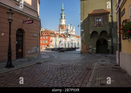 Morgen in Posen. Ein Blick von der Straße auf den alten Marktplatz in Posen, auf die Terrassen, Kaufmannshäuser und das alte Rathaus Świętosławska sein können Stockfoto