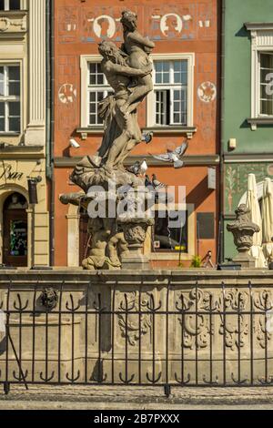 Der Brunnen des Barock zeigt einen römischen Mythos: Die Entführung von Proserpina, der Frühlings- und Natur-Götter, durch Pluto, den gott der Unterwelt. Stockfoto