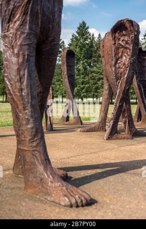 "Die unerkannten", eine Skulptur von Magdalena Abakanowicz, im Zitadellenpark in Posen, Polen 2019. Stockfoto