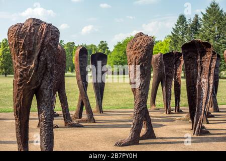 "Die unerkannten", eine Skulptur von Magdalena Abakanowicz, im Zitadellenpark in Posen, Polen 2019. Stockfoto