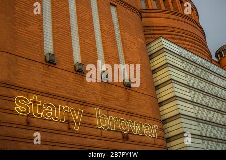 Neon-Schriftzug an der Fassade des Einkaufs-, Kunst- und Handelszentrums 'Stary Browar' in Posen, Polen 2019. Stockfoto