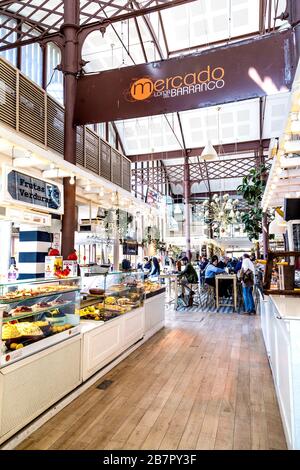 Mercado Lonja del Barranco - Gourmet-Lebensmittelmarkt in einem verzinkten Gebäude aus dem 19. Jahrhundert, ehemaliger Fischmarkt, Sevilla, Andalusien, Spanien Stockfoto