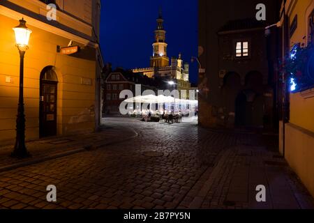 Posen am Abend. Blick von Świętosławska der Straße auf den alten Marktplatz in Posen, wo sich Terrassen, Kaufmannshäuser und das alte Rathaus befinden Stockfoto