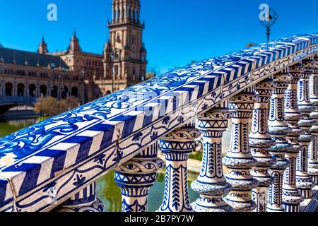 Nahaufnahme einer Brückenbalustrade mit keramischen Azulejo-Fliesen, Pavillon auf der Plaza de España im Parque de María Luisa, Sevilla, Andalusien, Spanien Stockfoto