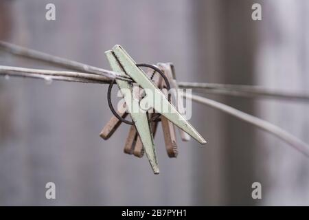 Alte Wäscheklappe zum Trocknen von Kleidung an einem Seil Stockfoto
