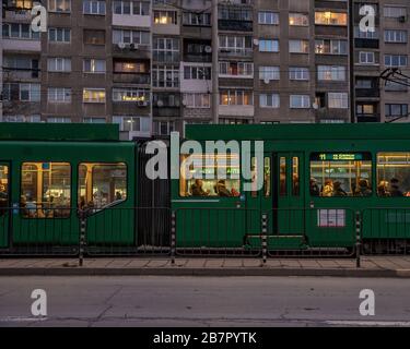 Sofia - 27. Februar 2020: Fertighaus in der Stadt auf Siedlungen, Straßenbahn an der Haltestelle vor dem Haus Stockfoto