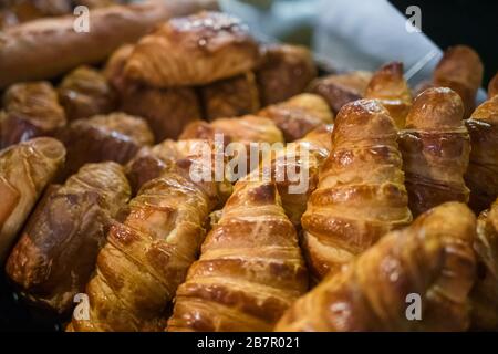 Auswahl an frisch gebackenen Croissants zum Verkauf am Counter der französischen Bäckerei Stockfoto