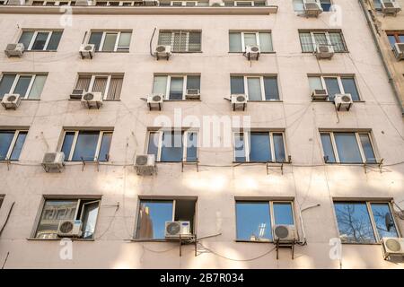 Sofia - 27. Februar 2020: Fertighaus in der Stadt auf Siedlungen. Klimaanlage neben jedem Fenster Stockfoto