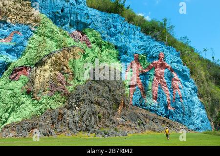 Tourist vor Mural de la Prehistoria, Vinales, Kuba Stockfoto