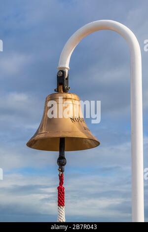 Schiffsglocke auf Holland America Cruise Ship Noordam. Stockfoto