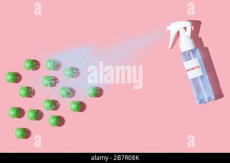 Antiseptisches Sprühen gegen Viren auf hellrosa Tisch flach lag Draufsicht. Influenza-, Coronavirus- und Sanitätskonzept Stockfoto