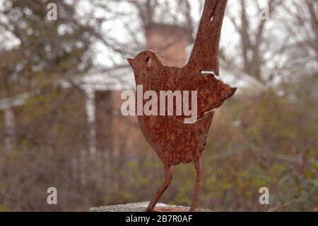 Nahaufnahme der Vogeldekoration im Freien. Stockfoto