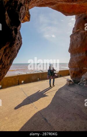 Blick von der Höhle unter der Felswand aus Sandstein in der Stadt Sidmouth, Devon Stockfoto