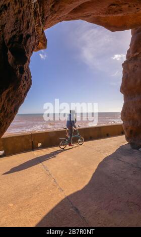 Blick von der Höhle unter der Felswand aus Sandstein in der Stadt Sidmouth, Devon Stockfoto