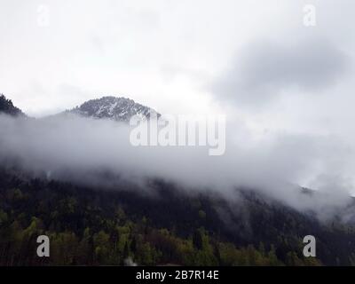 Berg im Nebel. Bewölkter Tag. Herbstlandschaft in den Bergen. Große Wolken bedeckten den Blick auf den Berg. Stockfoto