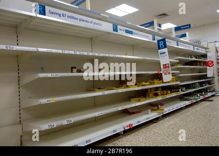 Leere Regale in einem Tesco-Geschäft in Surrey, Großbritannien aufgrund von Panikkäufen wegen Coronavirus. März 2020 Stockfoto