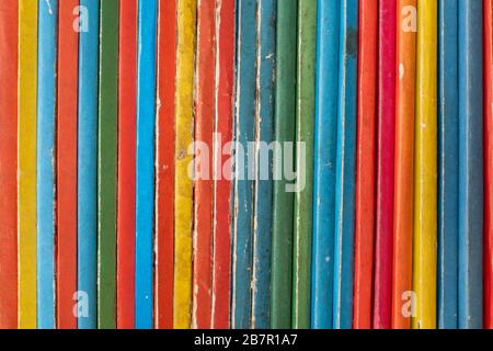 Abstrakter Hintergrund der farbenfrohen Kinderbücher der alten Vintage im Regal Stockfoto