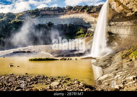 Sprühen Sie durch die Luft vom mächtigen Wasserfall Mangatiti in der Nähe von Pongaroa Wairarapa Ne Zealand Stockfoto