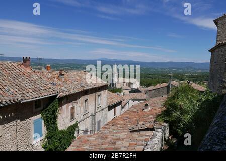 Dorf vaucluse, roussillon und bonnieux zwischen Weinberg und Dorf, Frankreich Stockfoto
